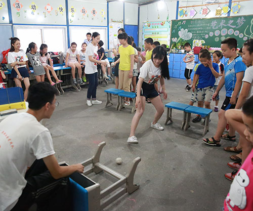 溫州大學(xué)知心隊(duì)示范投球進(jìn)框