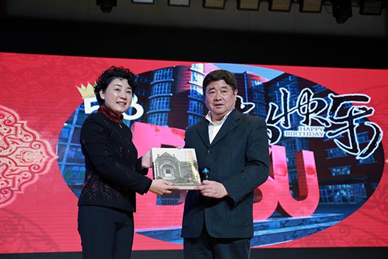 故宮博物院院長(zhǎng)單霽翔(右)向北京第二外國(guó)語(yǔ)學(xué)院黨委書記顧曉園(左)贈(zèng)送禮物