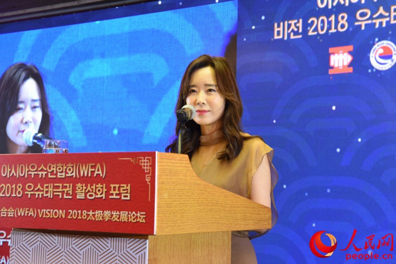 人民網(wǎng)韓國公司總經(jīng)理周玉波出席論壇並致辭。裴埈基攝