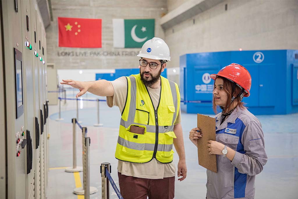 7月14日，巴方工作人員在卡洛特水電站-地下電廠檢查數(shù)據(jù)。 （人民網(wǎng)記者 薛丹攝）