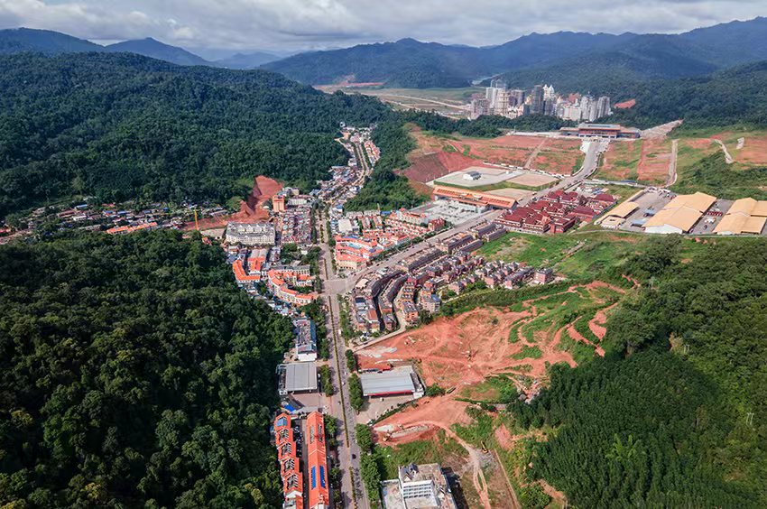 磨憨口岸俯瞰，右前方高層白色建筑群為老撾境內(nèi)。人民網(wǎng)記者 符皓攝