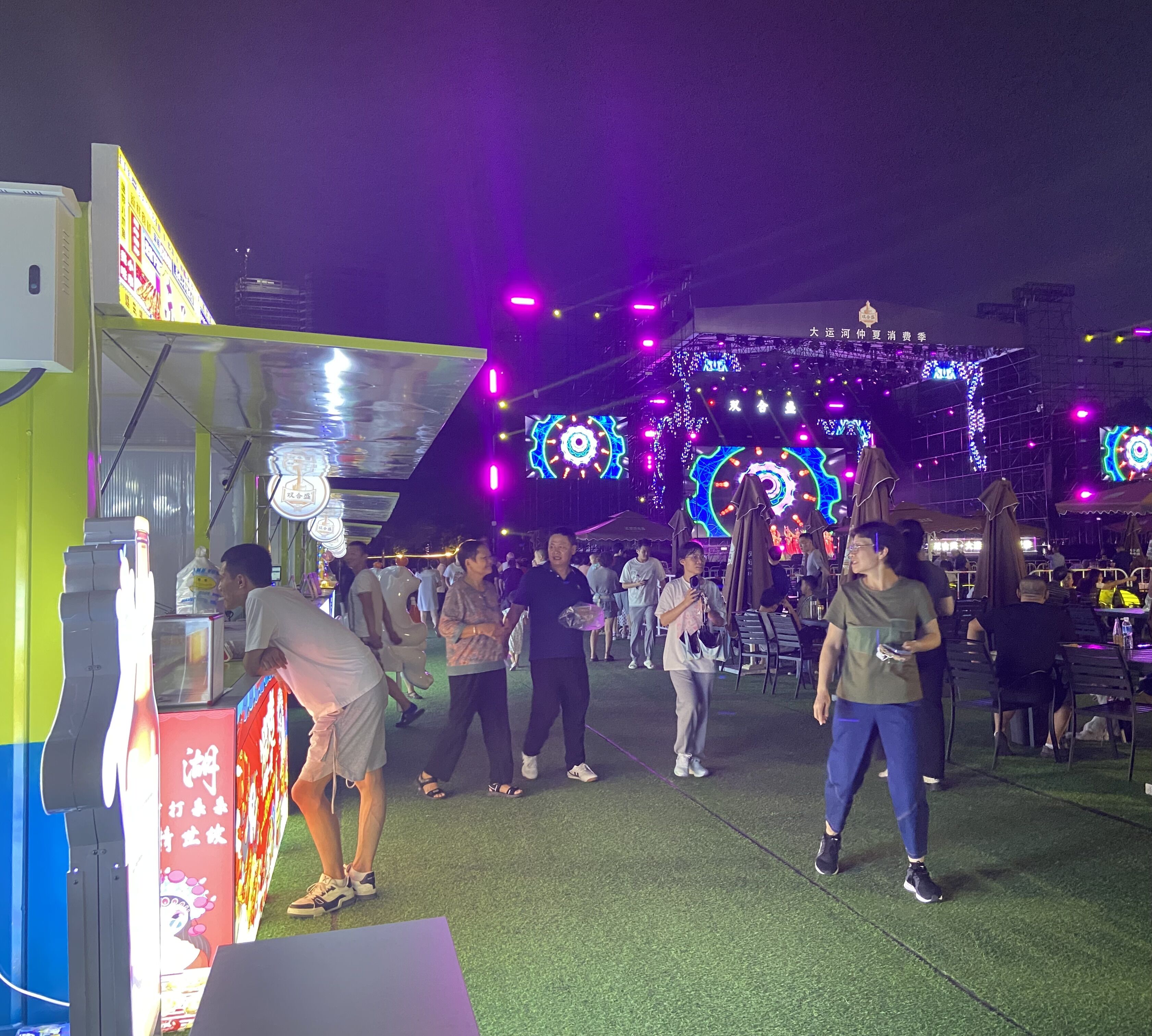 8月16日，游客在大運(yùn)河仲夏消費(fèi)季現(xiàn)場觀看演出、品嘗美食。人民網(wǎng) 馮春昉攝