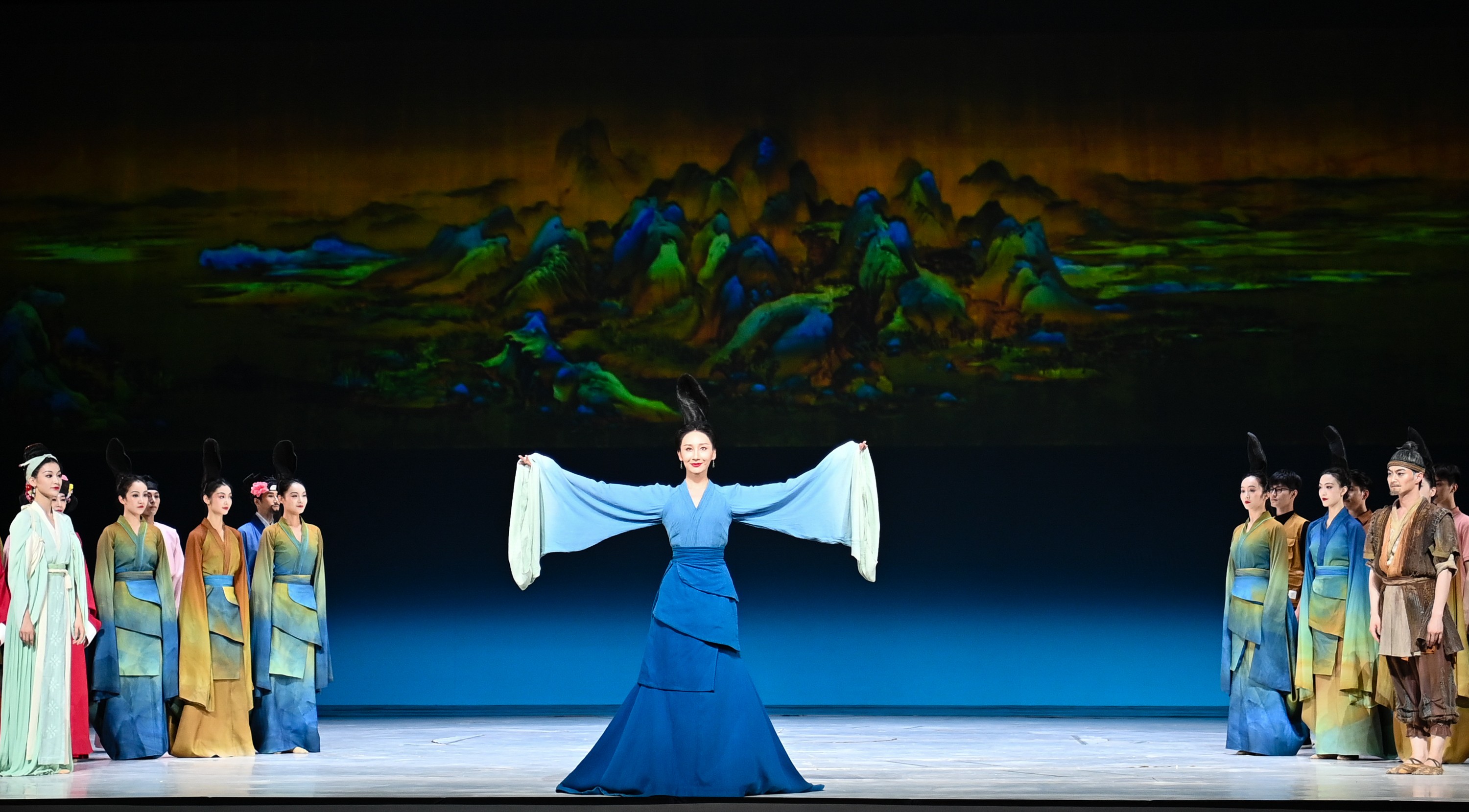 2023年7月20日，中國東方演藝集團(tuán)演員在烏魯木齊文化中心大劇院表演舞蹈詩劇《只此青綠》。新華社記者 李響 攝
