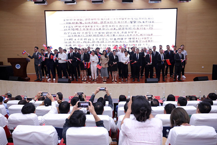 7月31日，昆明鐵道職業(yè)技術(shù)學(xué)院舉行援老撾鐵道職業(yè)技術(shù)學(xué)院項(xiàng)目教育能力建設(shè)教師培養(yǎng)班結(jié)業(yè)典禮。 昆明鐵道職業(yè)技術(shù)學(xué)院供圖