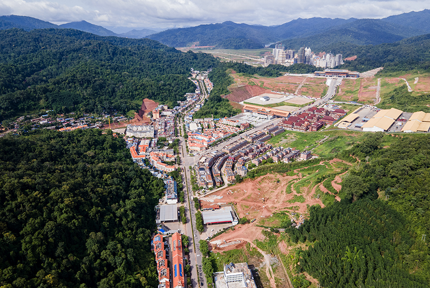 磨憨口岸俯瞰，右前方高層白色建筑群為老撾境內(nèi)。人民網(wǎng)記者 符皓攝