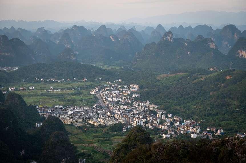 廣西層巒疊嶂，郁郁蔥蔥。 人民網(wǎng) 嚴(yán)立政攝