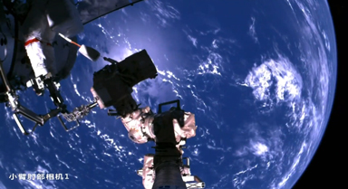 蒼穹之上，航天員與機(jī)械臂共探宇宙