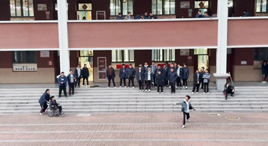 高中生推受傷同學(xué)坐輪椅打羽毛球